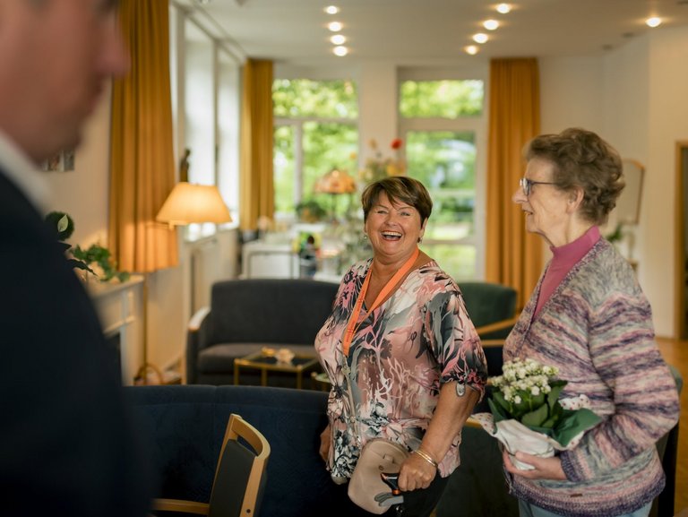 Eine Gruppe von Senioren tauscht sich miteinander aus.